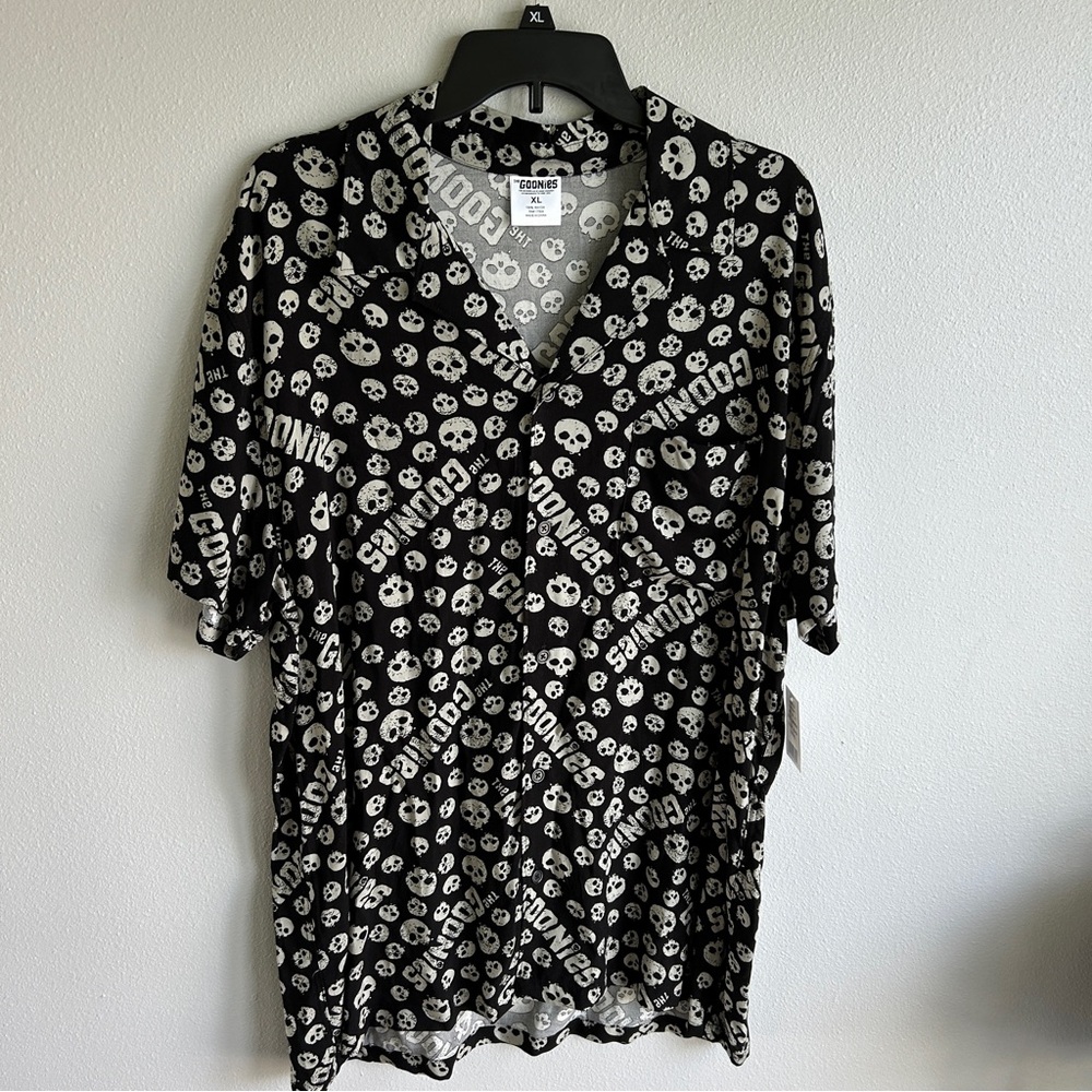 NWT Men’s Goonies Short Sleeve Button Down Shirt Size XL